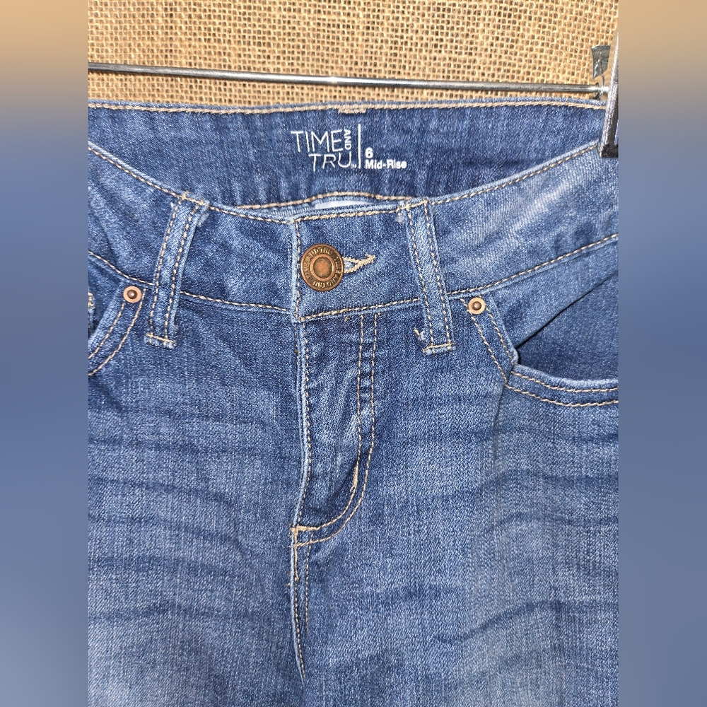 Women's Time And Tru Mid Rise Blue Jean Capris Size 6 - Picture 5 of 10
